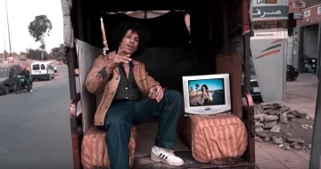 Les sneakers blanches à 3 bandes de Rilès dans son clip QUEEN