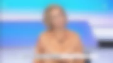 La chemise or rose en satin de soie de Caroline Roux dans C dans l'air le 13.11.2019