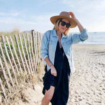 La veste en jean clair portée par Charlène  sur le compte Instagram de @thebabooshka 