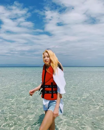 Supreme Gilet de sauvetage de Sandara Park sur le compte Instagram de @daraxxi