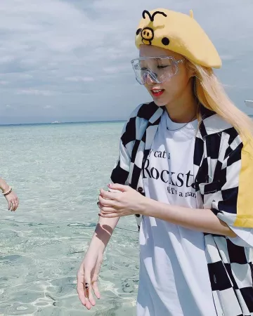 T-shirt blanc cat rockstar porté par Sandara Park sur le compte Instagram de @daraxxi