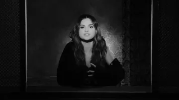 Cardigan noir avec des boutons portés par Selena Gomez de Selena Gomez - Vous Perdre Pour l'Amour de Moi (Vidéo Officielle)