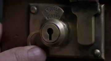 The suitcase Muggle Worthy of Norbert Dragon (Eddie Redmayne) in Fantastic Animals