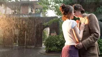 Re/Done White t-shirt worn by Chan (Selena Gomez) in A Rainy Day in New York movie