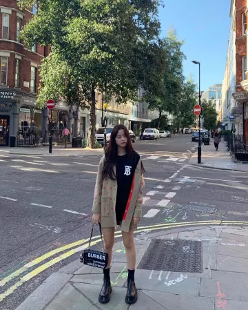 Cardigan oversize porté par Jisoo sur le compte Instagram de @sooyaaa__