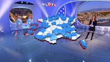 Short dress textured to col lavallière of Karine Ferri in the loto Draw