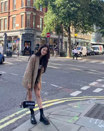 Sac Burberry noir de Jisoo sur le compte Instagram de @sooyaaa__