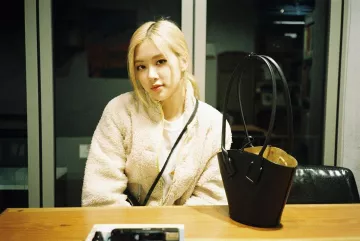 Bolso de baloncesto negro de Rosé en la cuenta de Instagram de @roses_are_rosie
