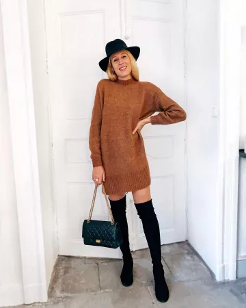 The sweater dress camel princess Charlene on the account Instagram of @thebabooshka