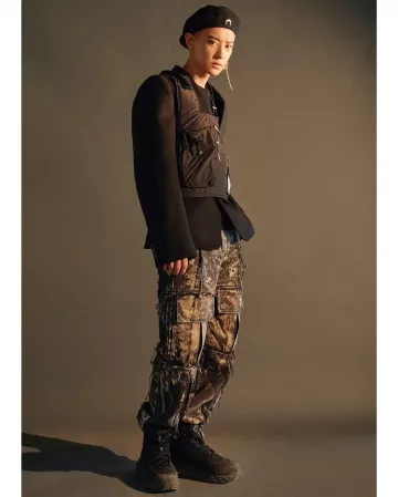 Boina negra luna blanca usada por Chanyeol en la cuenta de Instagram de @smtown