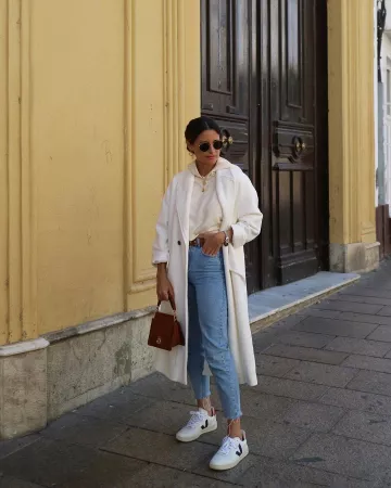 Over­sized White Coat of Maria Teresa Valdes on the Instagram account @marvaldel