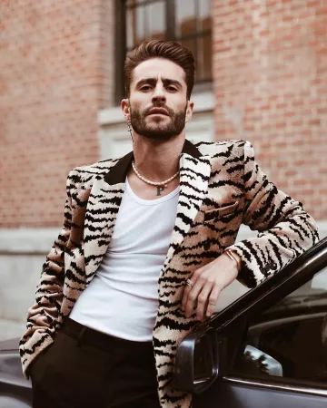 Veste en velours à Rayures de Tigre de Pelayo Díaz sur l'Instagram account @princepelayo