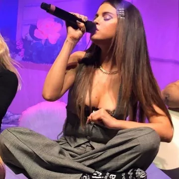 Kiki De Montparnasse Sen­suel Lace-Trim Un­der­wire Bal­conette Bra worn by Selena Gomez Julia Michaels’ Concert November 11, 2019