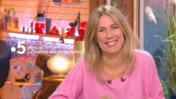 Le pull rose de Agathe Lecaron dans La maison des maternelles