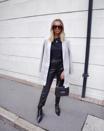 Botas Black Croc Western de Alexx Coll en la cuenta de Instagram @alexxcoll