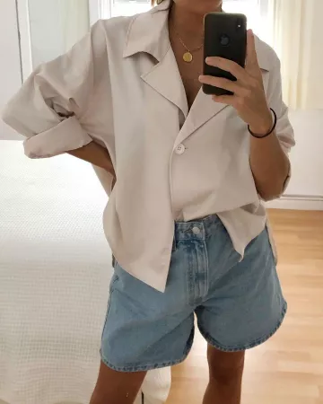 Blouse in Beige of Maria Teresa Valdes on the Instagram account @marvaldel