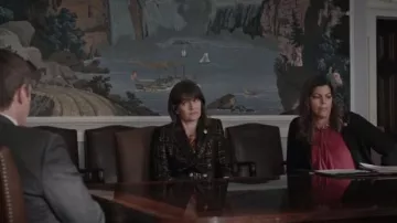 Elie Tahari Jezebel Metal­lic Plaid Blaz­er worn by Jane Stulbarg (Enid Graham) in Madam Secretary Season 6 Episode 6