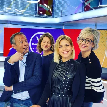 La robe noire à plis et à rivets métalliques de Laura Tenoudji sur son compte Instagram @lauratenoudji