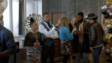 Alice + Olivia Mini falda de cebra de lentejuelas blancas y negras usada por Treasure (Katlynn Simone) en Empire Temporada 06 Episodio 06