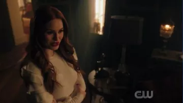 Ted Baker Blanc PALLEGE Jabot manches et des épaules chandail porté par Cheryl Fleur (Madelaine Petsch) à Riverdale Saison 4 Épisode 6