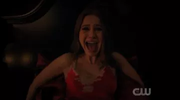  Rouge Lolita Cami porté par Cheryl Fleur (Madelaine Petsch) à Riverdale Saison 4 Épisode 6