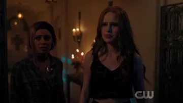 Victoria Secret Noir Maille Point Cami porté par Cheryl Fleur (Madelaine Petsch) à Riverdale Saison 4 Épisode 6