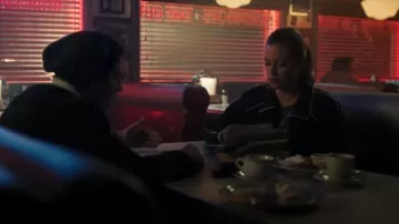  Chaqueta de pista esponjosa usada por Betty Cooper (Lili Reinhart) en Riverdale Temporada 4 Episodio 6