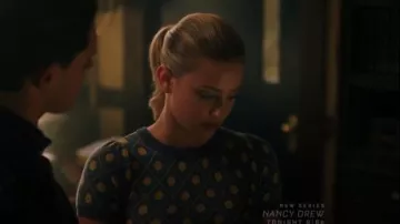 Modcloth Blue Throwback Blooms Suéter de manga corta usado por Betty Cooper (Lili Reinhart) en Riverdale Temporada 4 Episodio 6