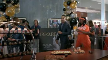 Falda plisada naranja Akira usada por Porsha (Ta'Rhonda Jones) en Empire Temporada 06 Episodio 06
