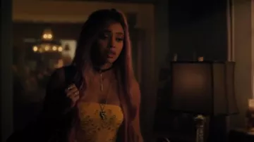 Hollister Foulard Jaune Tube Haut porté par Toni Topaze (Vanessa Morgan) dans Diva Saison 4 Épisode 6