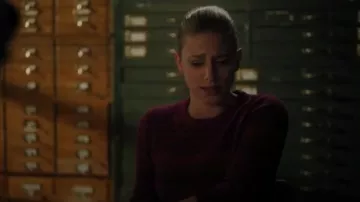 Babaton Rose Nathaniel Pull Cropped porté par Betty Cooper (Lili Reinhart) à Riverdale Saison 4 Épisode 6