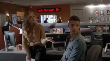 Topshop Camel Sweater Con puños acanalados usados por Ellie Bishop (Emily Wickersham) en NCIS Temporada 17 Episodio 07