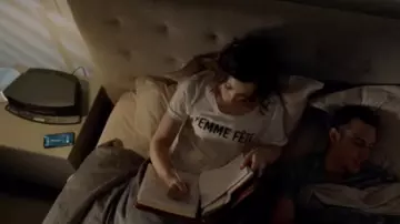 Splendid Graph­ic Crew Neck Tee worn by Maddy Cochrane (Annie Maynard) in Playing for Keeps Season 02 Episode 01