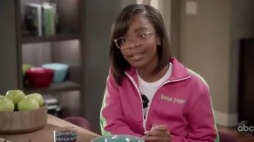 Comme des Garçons Play Logo Tee usado por Diane Johnson (Marsai Martin) en negro Temporada 6 Episodio 7