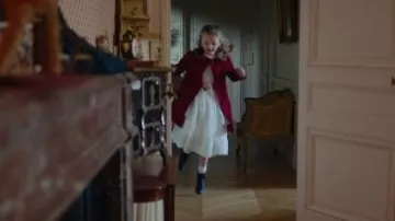 Robe blanche à volants enfant dans Le bazar de la charité (S01E01)