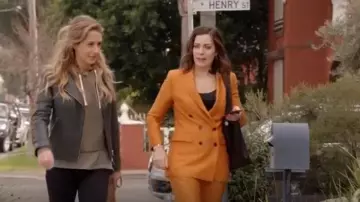 Allsaints Beat­tie Leather Jack­et worn by Jessie Davies (Isabella Giovinazzo) in Playing for Keeps Season 02 Episode 01