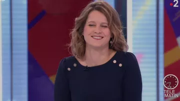 El vestido corto de cuello redondo recto con volantes plisados azules de Maud Descamps en Télématin el 14.11.2019