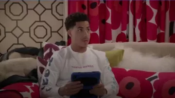 American Eagle Young Money Camiseta gráfica de manga larga usada por Andre Johnson, Jr. (Marcus Scribner) en negro Temporada 6 Episodio 7