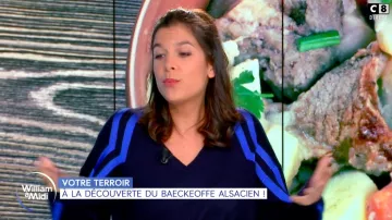 Le pull ample col V avec empiècements graphiques en maille mélangée Bleu de Raphaele Marchal dans William à midi le 14.11.2019