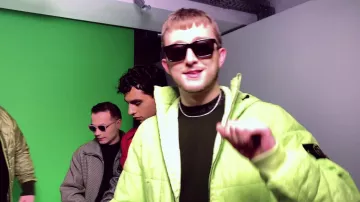 Le t-shirt à manches longues noir Acne Studios porté par Vald dans son clip Ignorant