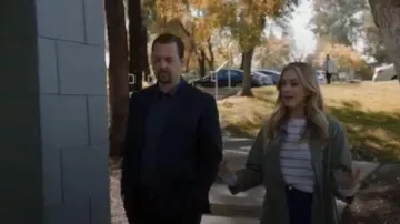 Burberry Long Olive Trench Coat usado por Ellie Bishop (Emily Wickersham) en NCIS Temporada 17 Episodio 07