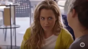Product Iro Clay Linen Tee worn by Jessie Davies (Isabella Giovinazzo) in Playing for Keeps Season 02 Episode 01