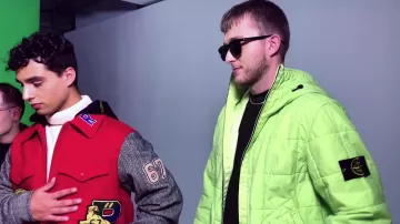 La veste doudoune verte fluo Stone Island portée par Vald dans son clip Ignorant
