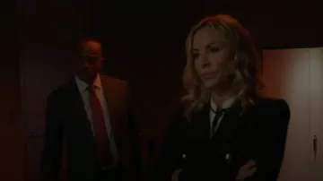 Derek Lam White Neck Tie Blusa usada por Jack Sloane (Maria Bello) en NCIS Temporada 17 Episodio 07