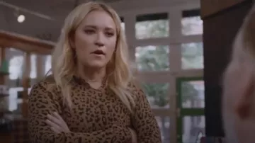 Nili Lotan Brown Janie Sudadera con capucha estampada de algodón usada por Roxy Doyle (Emily Osment) en Almost Family Temporada 1 Episodio 4