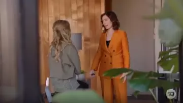 Topshop Striped Jack­et And Pants worn by Maddy Cochrane (Annie Maynard) in Playing for Keeps Season 02 Episode 01