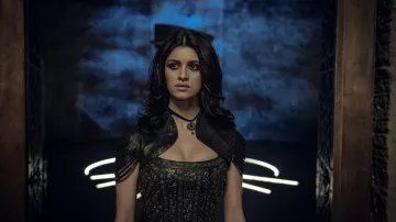 Medallion chocker necklace of Anya Chalotra The Witcher Saison 1