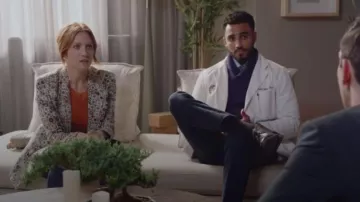 Blazer Smythe Lounge usado por Julia Bechley (Brittany Snow) en Almost Family Temporada 1 Episodio 4