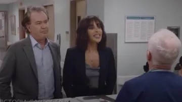 Theory Navy Edition 2 Custom Gabe Blazer usado por Edie Palmer (Megalyn Echikunwoke) en Almost Family Temporada 1 Episodio 4