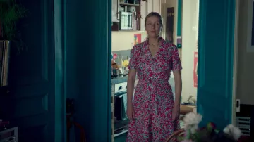 La robe longue à fleurs bleues portée par Louise (Karin Viard) dans Chanson douce